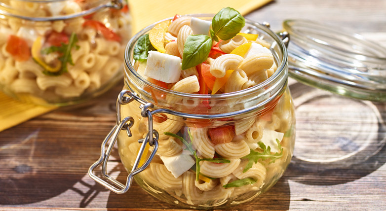 Hörnchensalat mit Blattspinat und Schafskäse